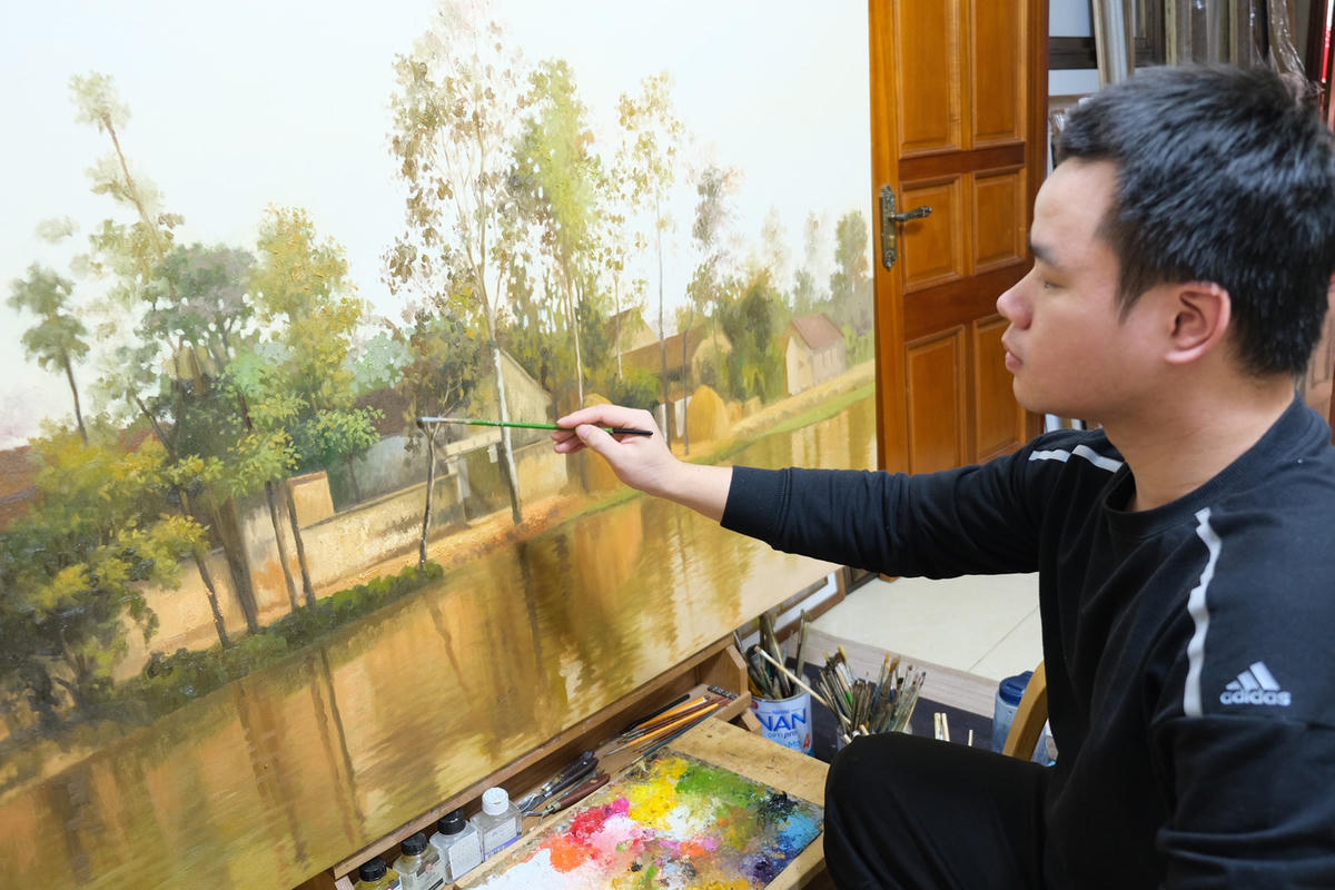 Không chỉ thỏa đam mê, qua các diễn đàn, Trần Nguyên kết nối được với nhiều nhà sưu tập, người yêu hội họa. Ảnh: NVCC. 