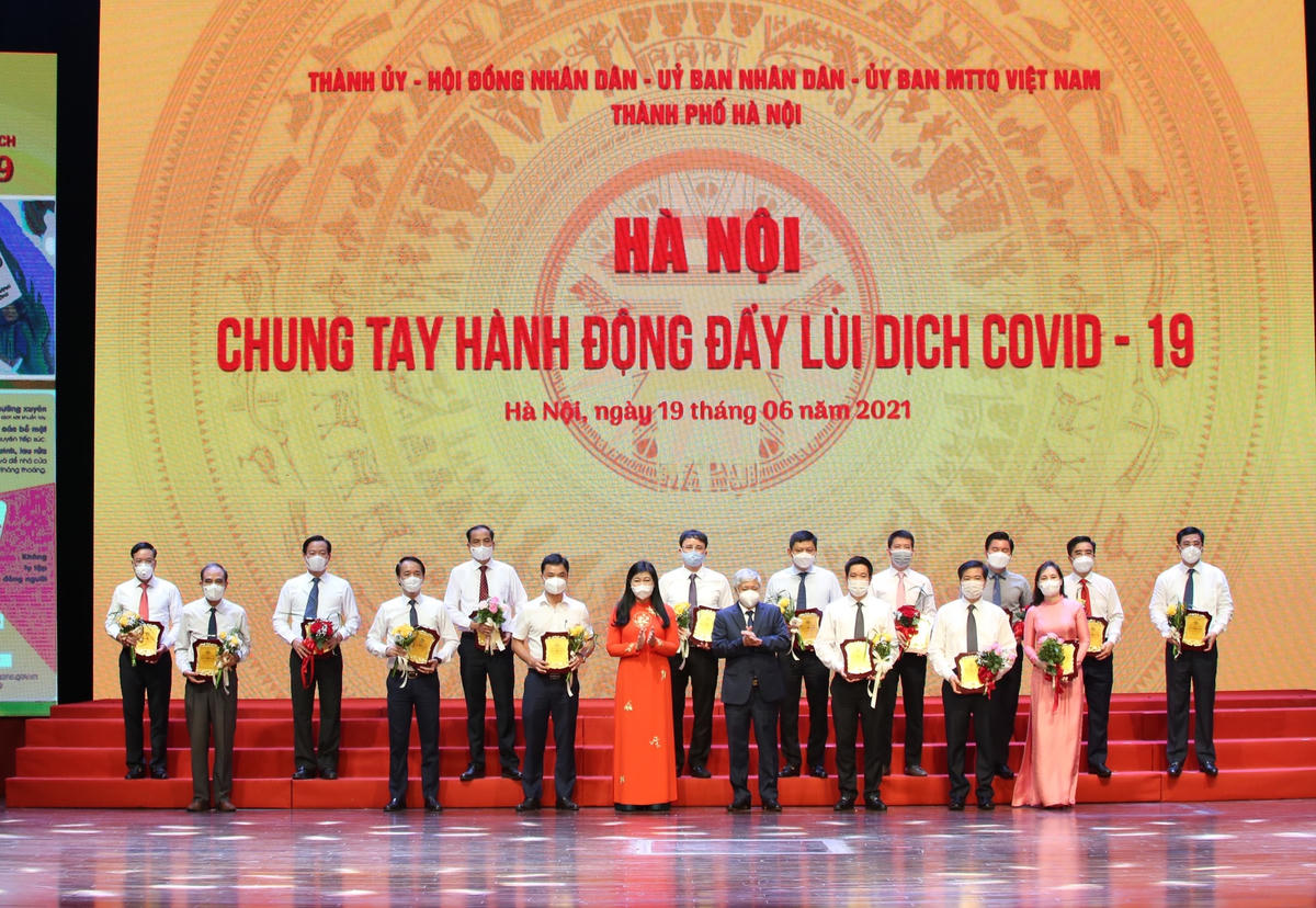 Chủ tịch UB TƯMTTQ Việt Nam Đỗ Văn Chiến và Chủ tịch UB MTTQ TP. Hà Nội Nguyễn Lan Hương tiếp nhận ủng hộ từ các đơn vị