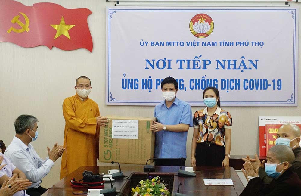 Đại diện lãnh đạo Ủy ban MTTQ tỉnh Phú Thọ tiếp nhận ủng hộ.