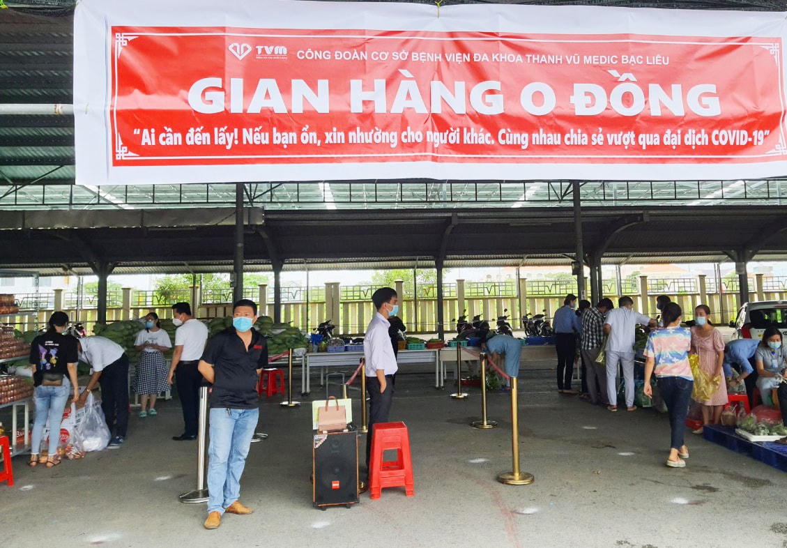 Thông điệp gian hàng 0 đồng “Ai cần đến lấy! Nếu bạn ổn, xin hãy nhường cho người khác. Cùng nhau chia sẻ vượt qua đại dịch Covid-19 ”