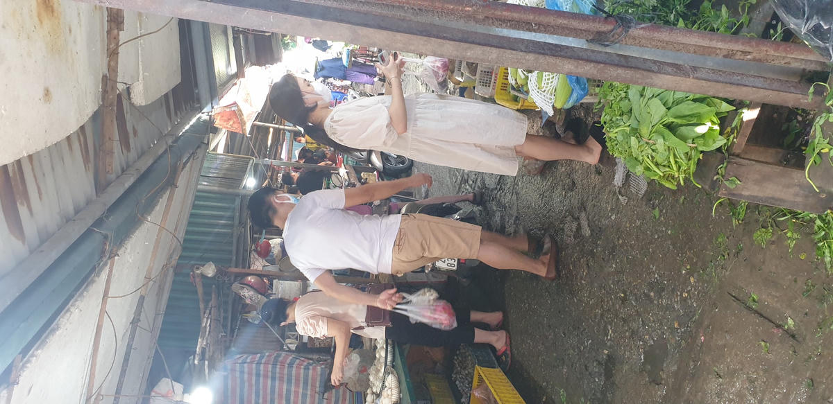 Dù người dân chấp hành việc đeo khẩu trang, nhưng không đảm bảo giãn cách khi đi chợ.