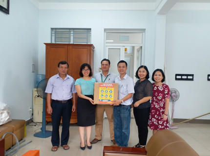 Thầy Nguyễn Hữu Đồng (người ngoài cùng bên trái) nhận quà các đơn vị trao tặng cho trường THPT Thạch Bàn.