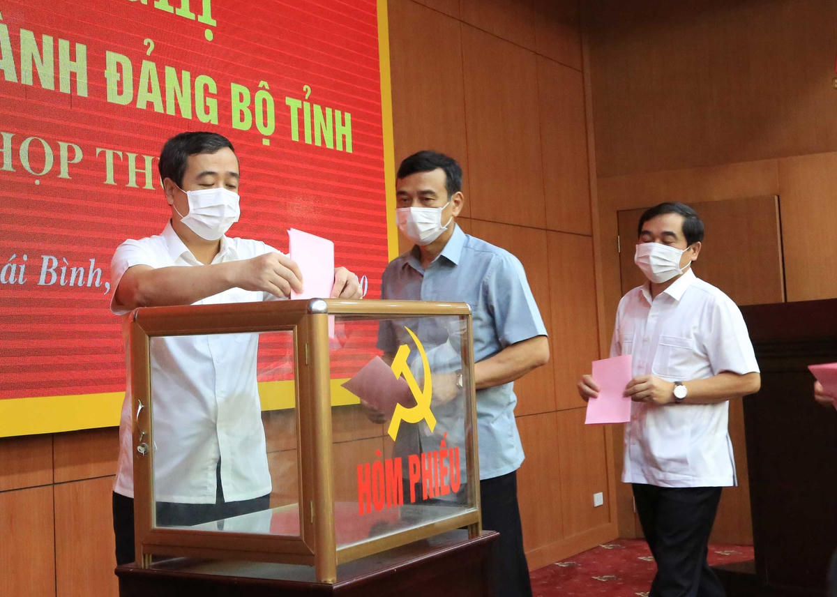 Bí thư Tỉnh ủy Thái Bình Ngô Đông Hải; Phó Bí thư Thường trực Tỉnh ủy, Chủ tịch HĐND tỉnh Nguyễn Tiến Thành; Phó Bí thư Tỉnh ủy, Chủ tịch UBND tỉnh Đặng Trọng Thăng tham gia bỏ phiếu giới thiệu. Ảnh: Báo Thái Bình.