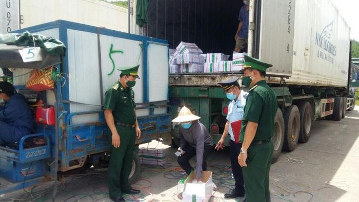 Lực lượng chức năng kiểm tra hàng hóa xuất khẩu qua cửa khẩu Bắc Phong Sinh.
