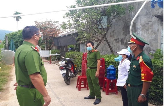 Lãnh đạo Công an tỉnh Phú Yên kiểm tra, động viên lực lượng làm nhiệm vụ tại khu vực phong tỏa.