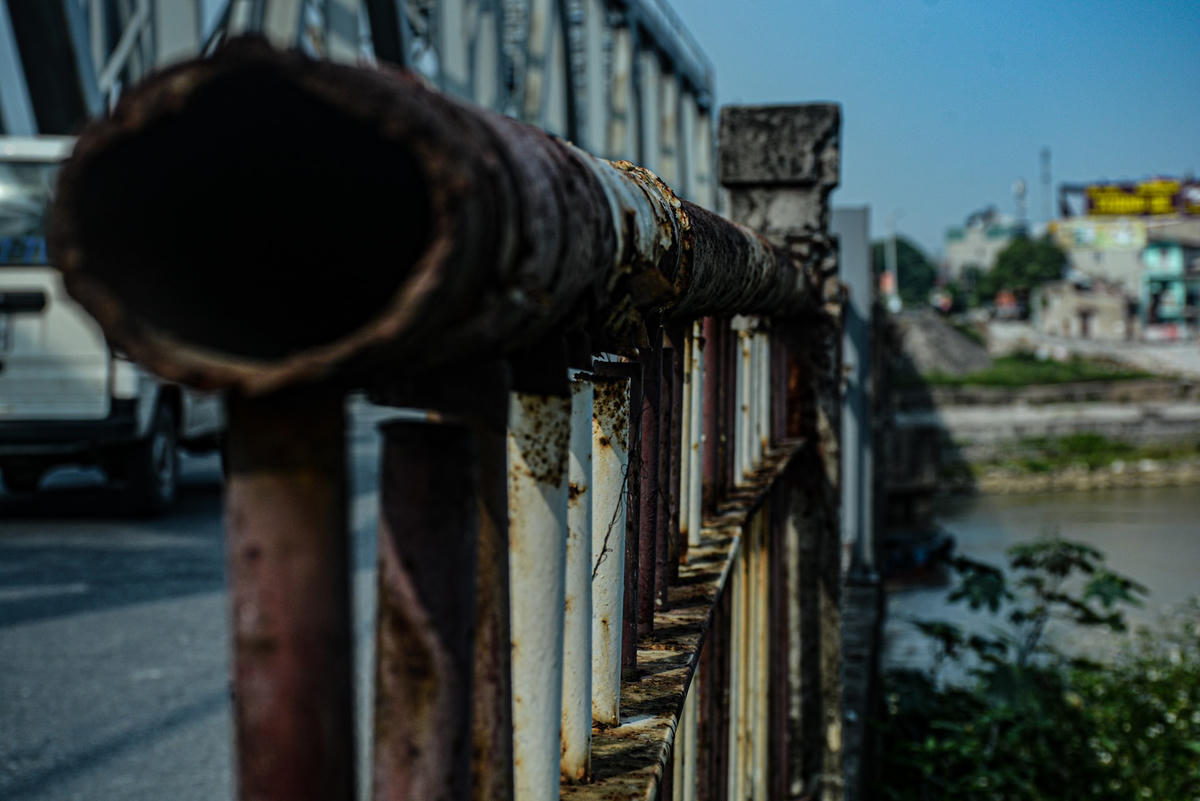 Tuy nhiên, được bảo trì thường xuyên nhưng do thời gian xây dựng đã khá lâu nên trong quá trình sử dụng nên cầu đã bị xuống cấp trầm trọng.