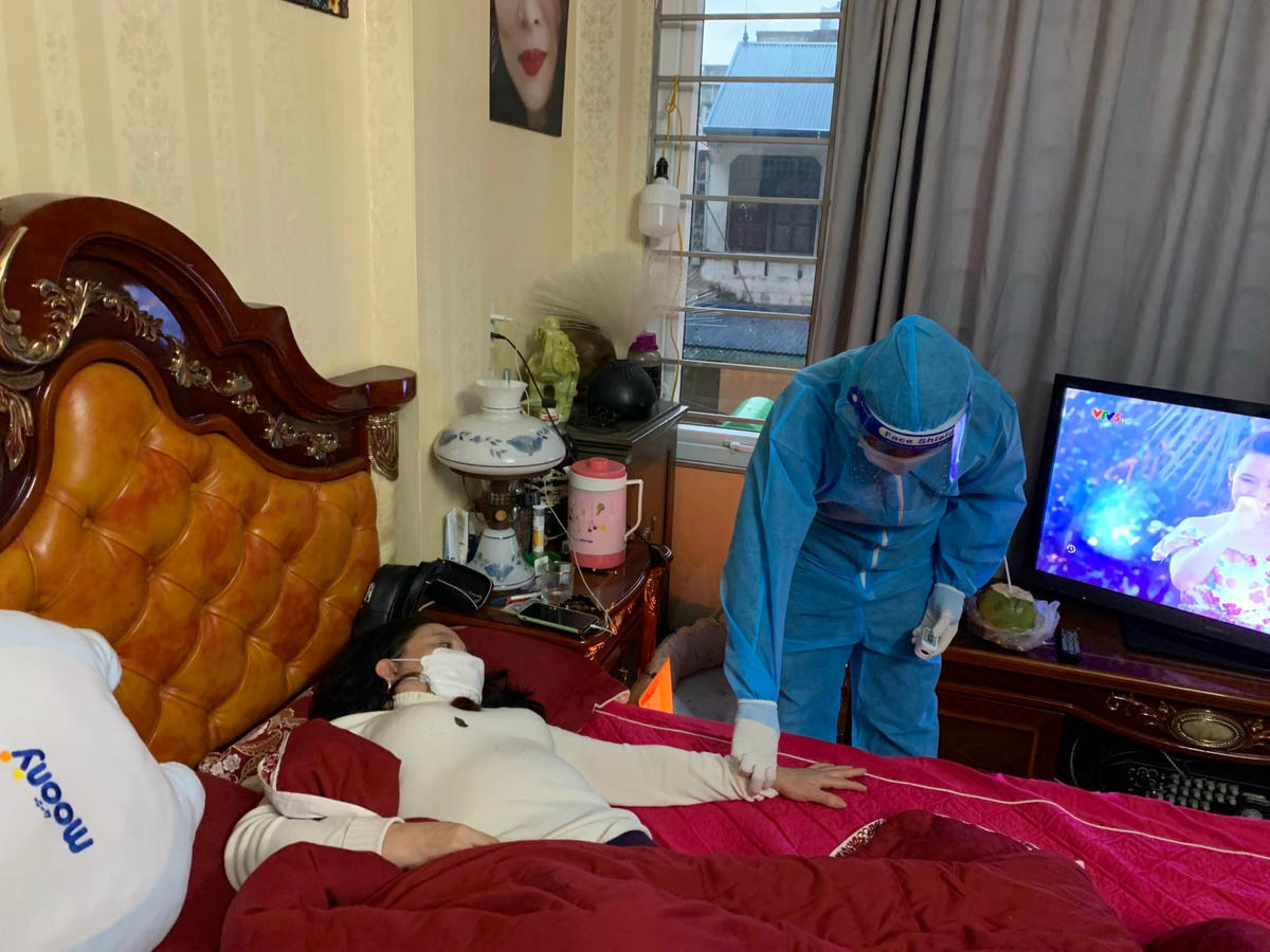 Nhân viên y tế phường Vĩnh Phúc chăm sóc F0 tại nhà.