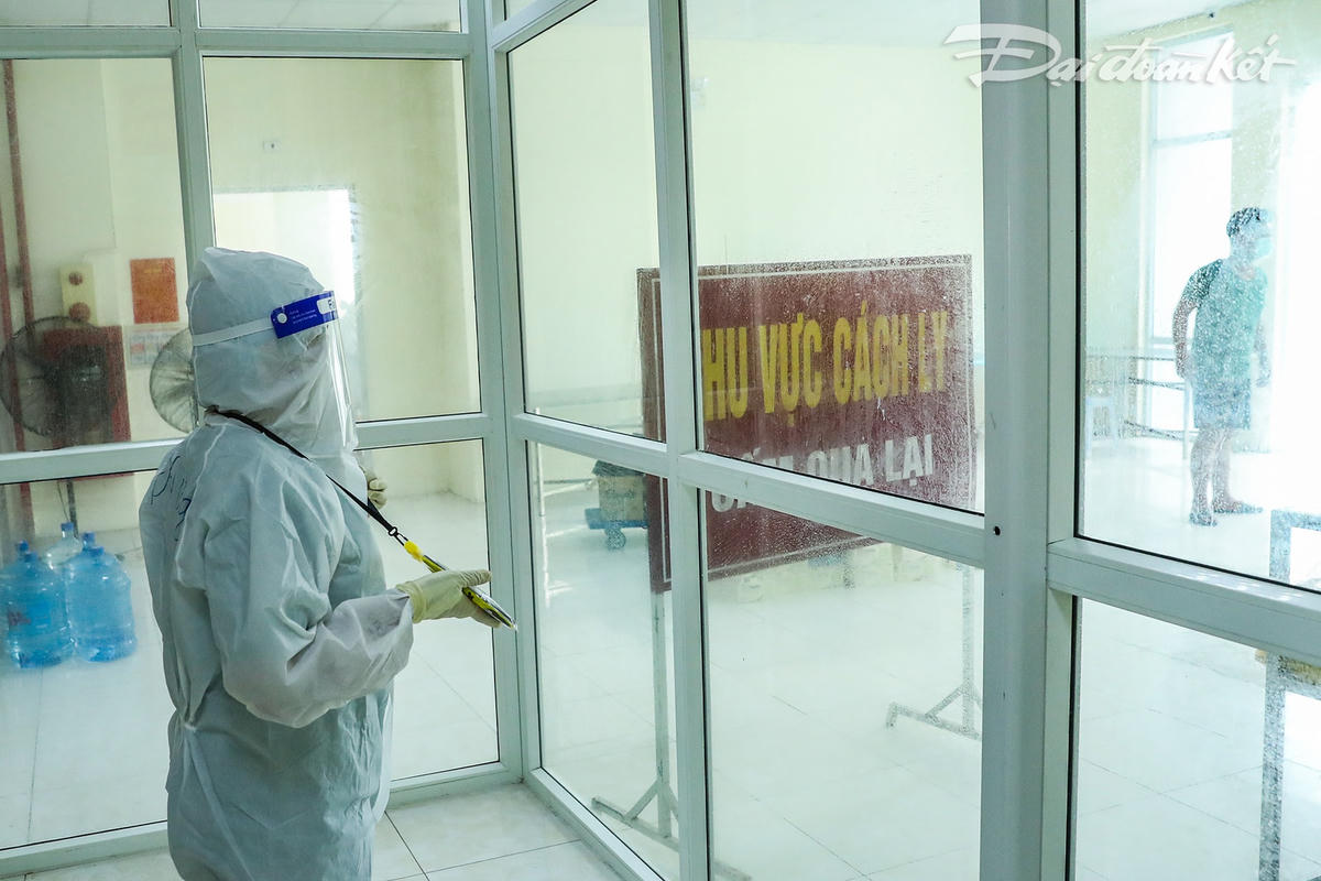 Khu vực đón tiếp bệnh nhân cũng được sắp xếp riêng biệt, các y, bác sĩ sẽ thay phiên nhau trực tại đây. Ảnh: Quang Vinh. 