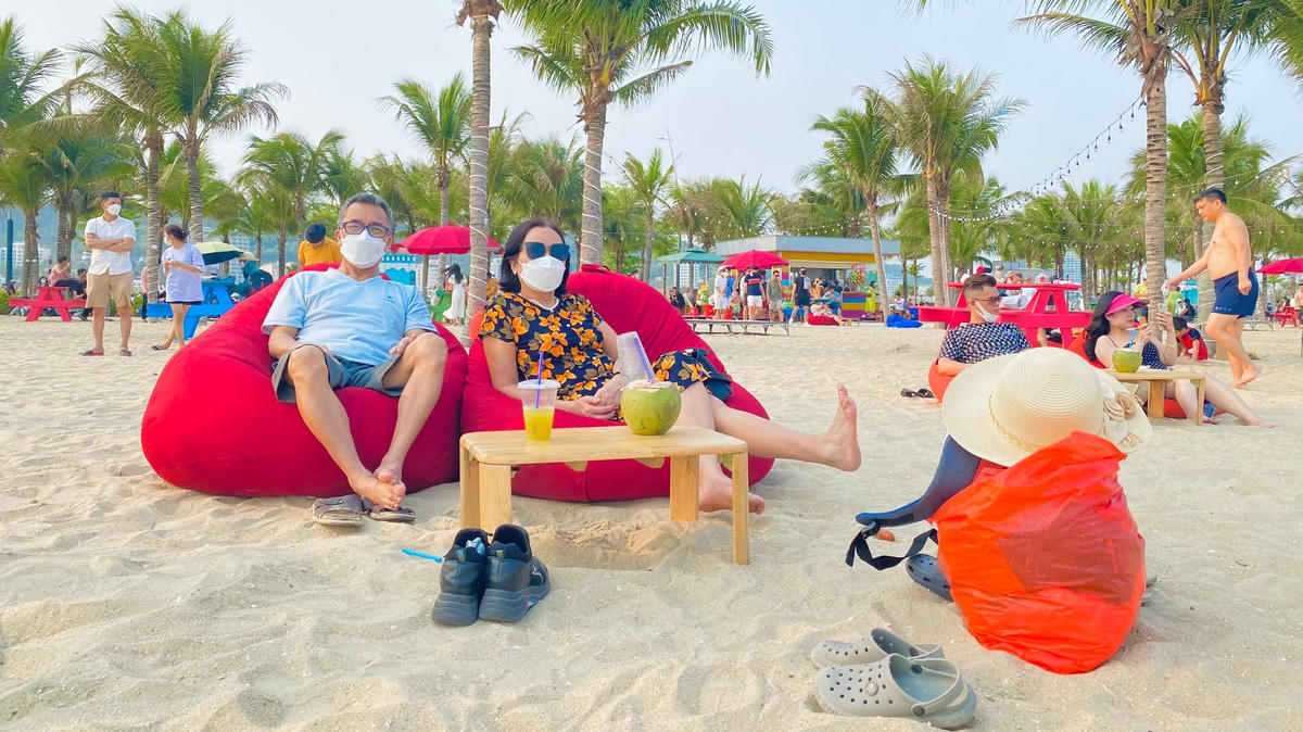 Các ghế nghỉ tại bãi biển đều kín chỗ.