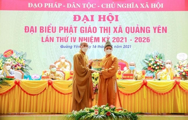 Hòa thượng Thích Thanh Quyết trao quyết định thực hiện dự án chùa Trúc Lâm đảo Trần cho Thượng tọa Thích Thanh Lịch.