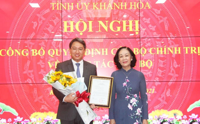 Bà Trương Thị Mai, Ủy viên Bộ Chính trị, Bí thư Trung ương Đảng, Trưởng Ban Tổ chức Trung ương, trao quyết định Bí thư Tỉnh ủy Khánh Hòa cho ông Nguyễn Hải Ninh.