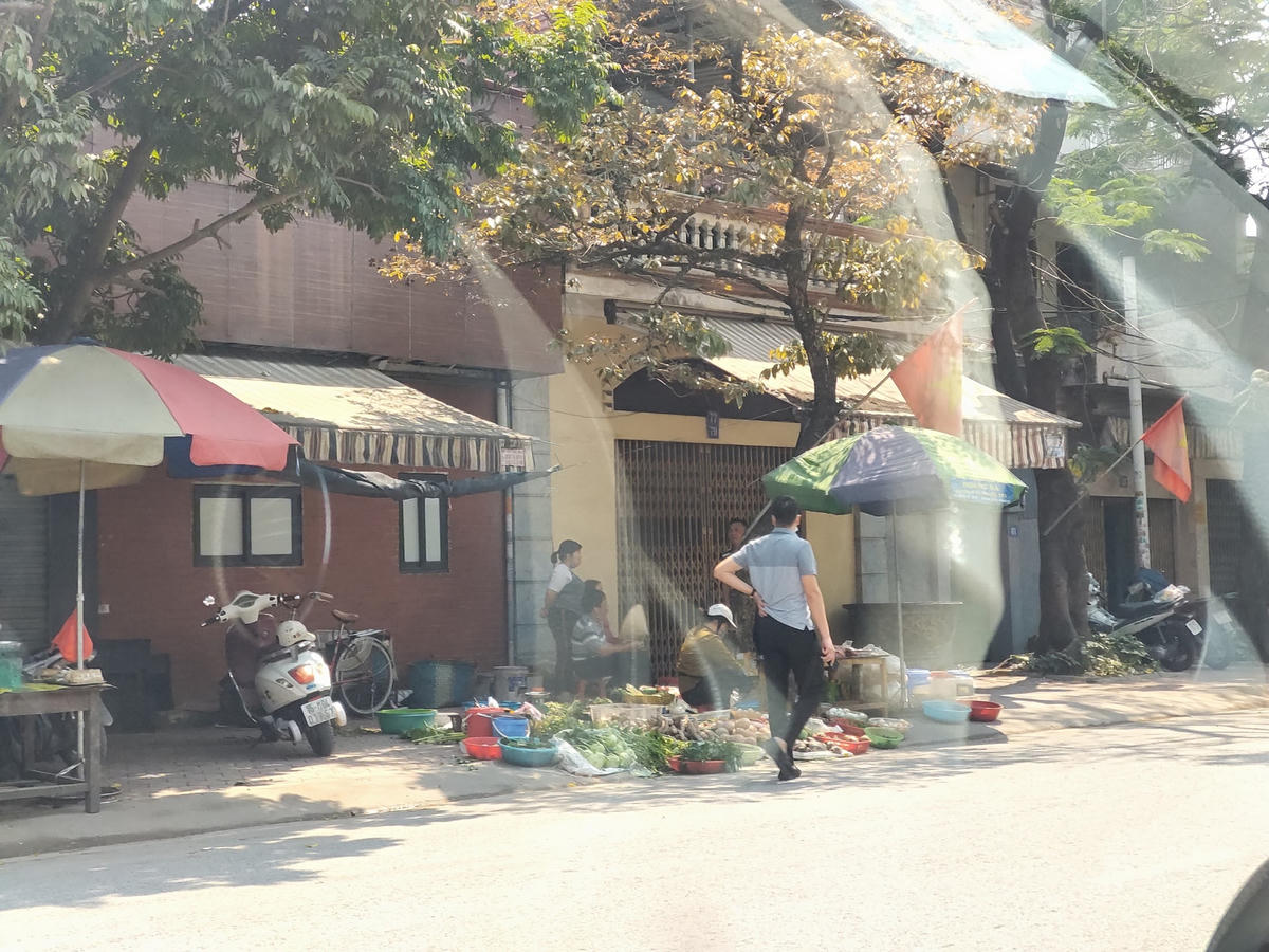 Khu vực Hùng dùng súng bắn đạn hoa cải bắn anh Thắng, anh Mạnh.