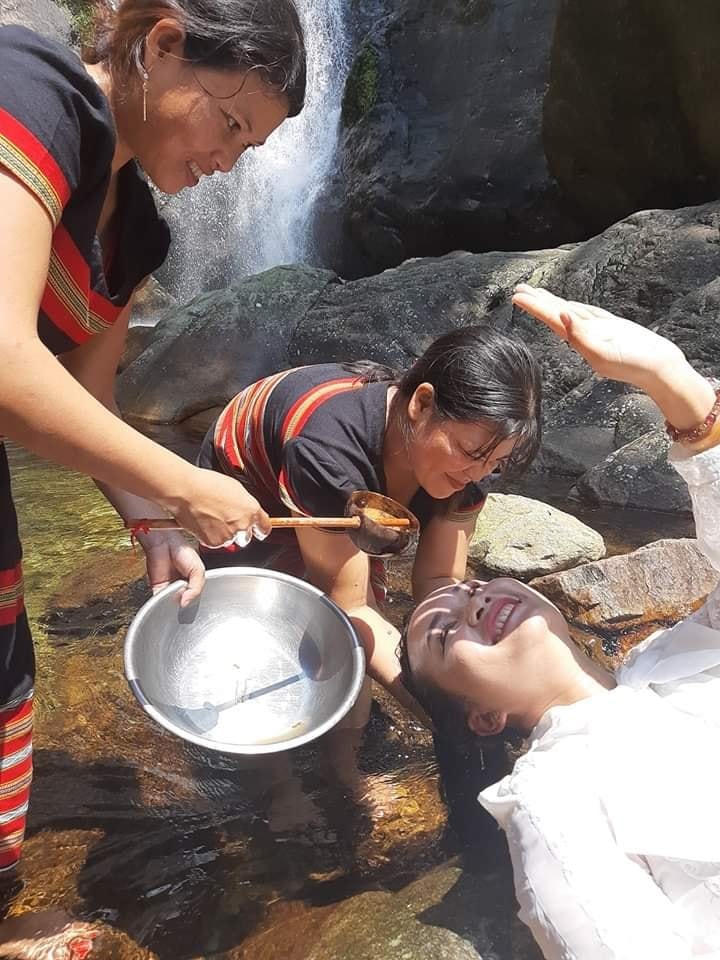 Dịch vụ gội đầu tại thác A Nôr.