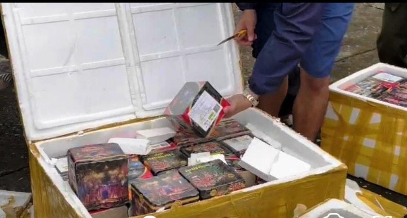 Số pháo nổ trên 2 xe ô tô bị thu giữ.