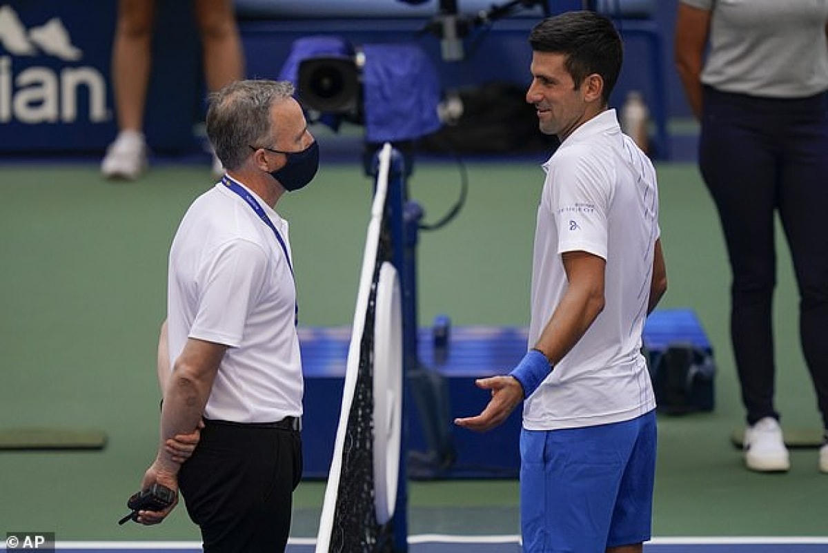 Djokovic có khoảng 15 phút trao đổi với trọng tài chính và tổng trọng tài nhưng cuối cùng vẫn phải chấp nhận bị loại. (Ảnh: AP).  