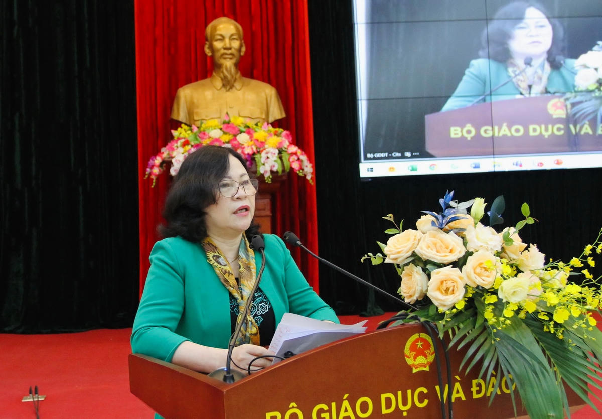 Thứ trưởng Bộ GDĐT Ngô Thị Minh phát biểu khai mạc chương trình.