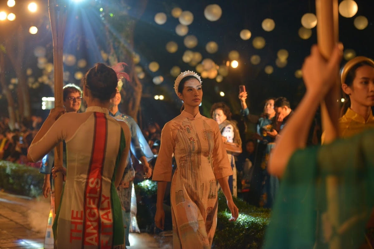 'Áo dài của chúng ta' rực sáng tại Văn Miếu