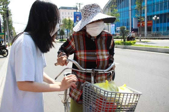 Nhiều người lao động mưu sinh tại TP Quảng Ngãi rất xúc động khi nhận được những hộp cơm trưa miễn phí. 