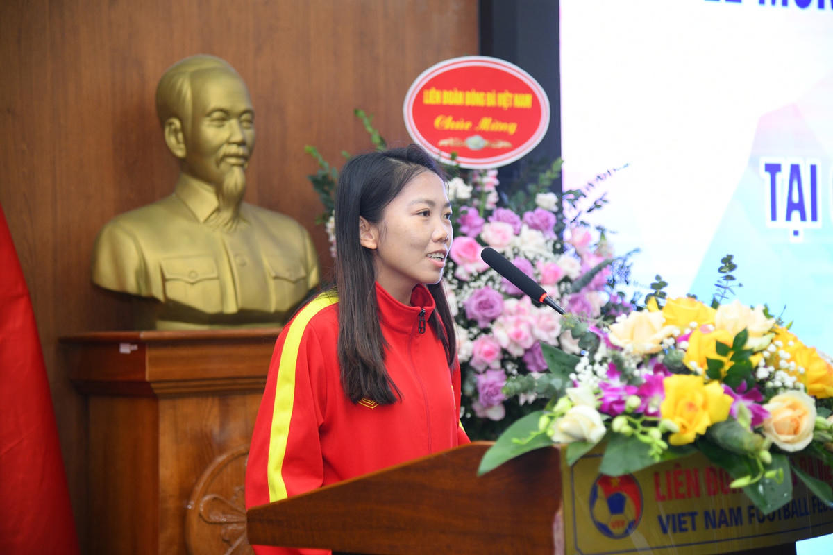Đội trưởng Huỳnh Như không giấu nổi xúc động khi được tổ chức lễ mừng công, vinh danh.