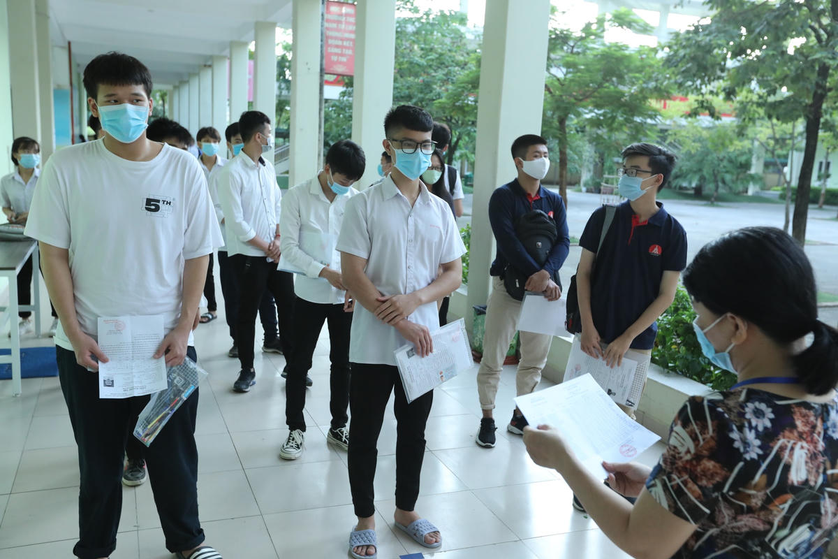 Học và thi trong dịch Covid-19. Ảnh: Quang Vinh.