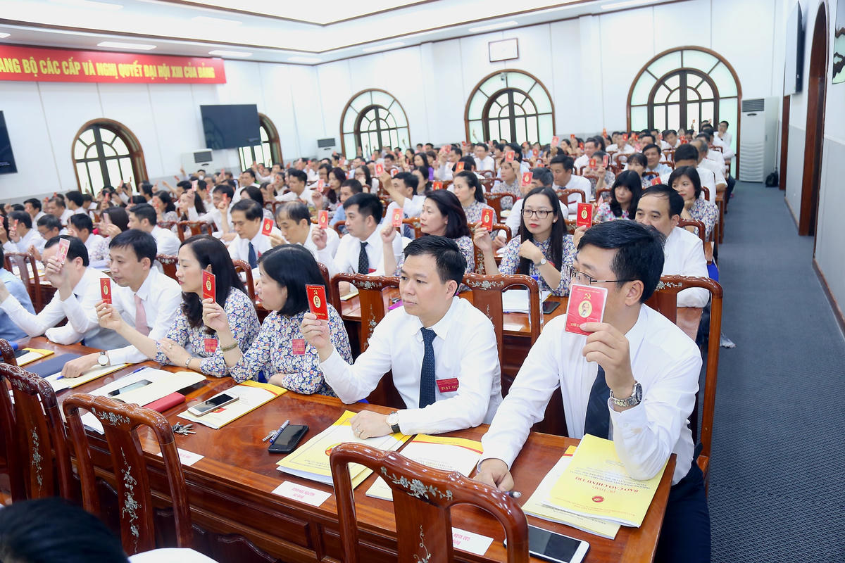Các đại biểu bầu Đoàn Chủ tịch và Đoàn Thư ký Đại hội. Ảnh: Kỳ Anh.