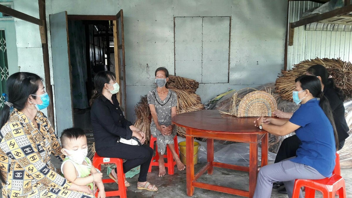 Nghề đan lục bình giúp bà con ở nông thôn có thu nhập ổn định.