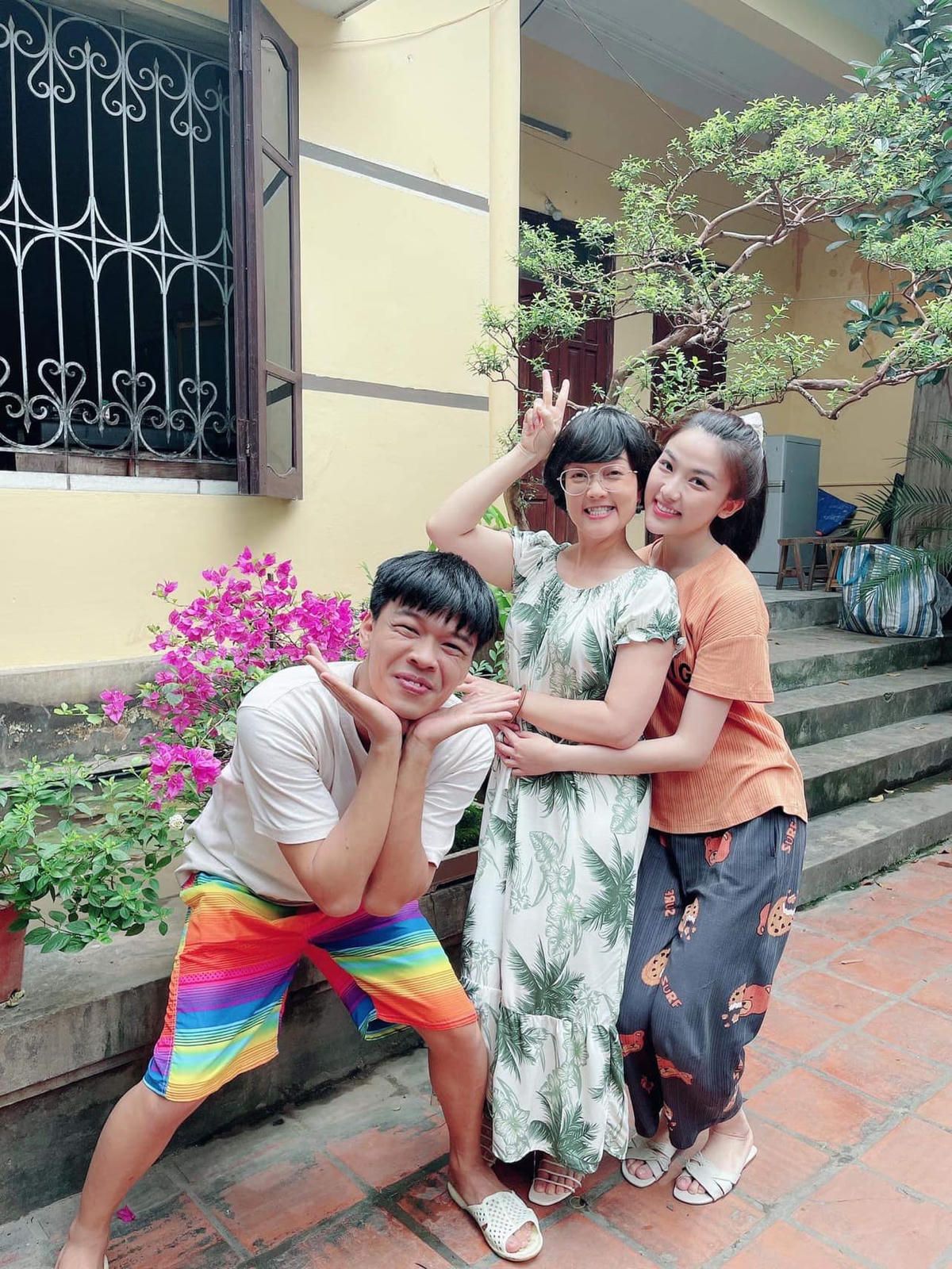 Tình làng nghĩa xóm gắn kết chặt chẽ với nhau tại "xóm trọ nghèo". Ảnh: FBNV