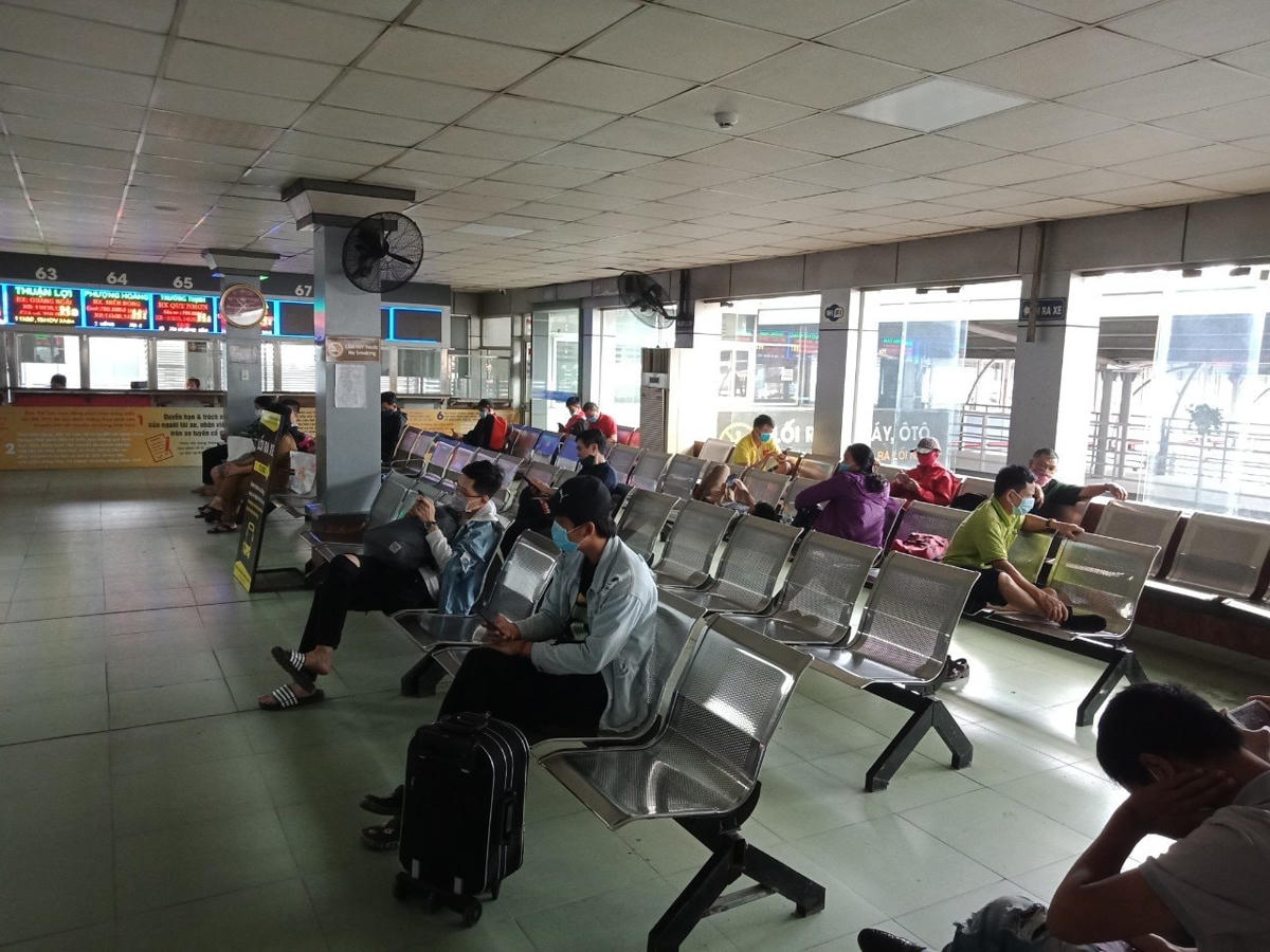 Tại khu vực nhà chờ, rất đông người đang chờ đợi nhưng hầu hết đều đeo khẩu trang để bảo vệ bản thân. 
