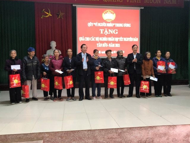 Phó Chủ tịch Ngô Sách Thực tặng quà cho hộ nghèo và cận nghèo xã Đào Mỹ.
