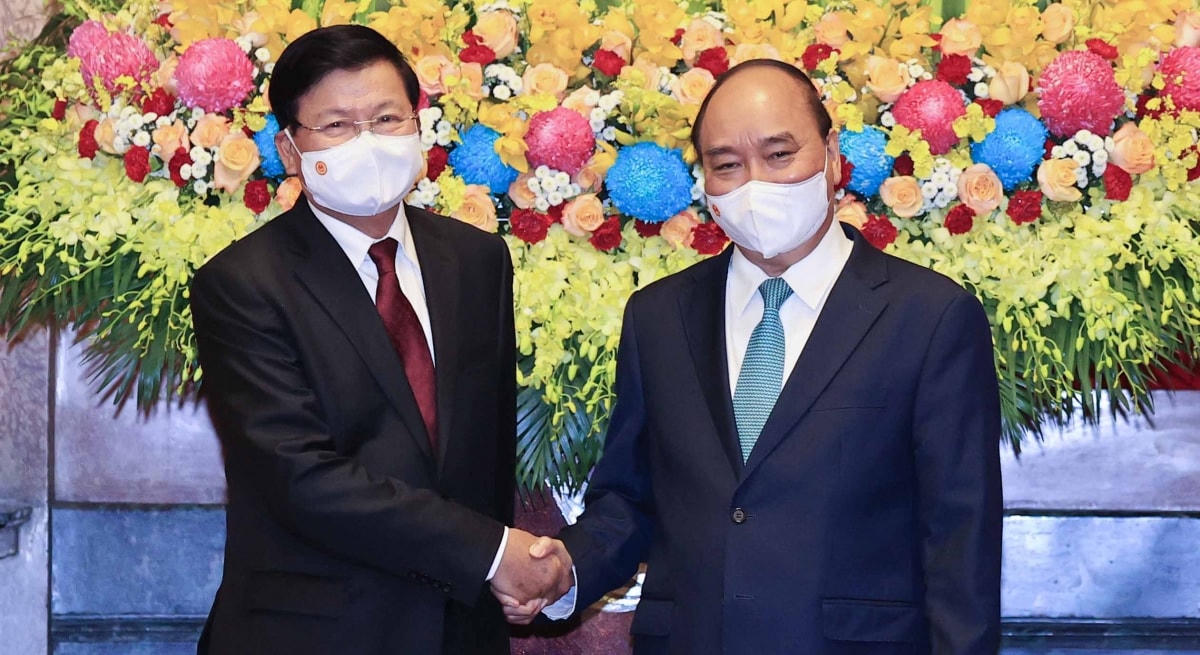 Sáng 29/6, tại Phủ Chủ tịch, Chủ tịch nước Nguyễn Xuân Phúc đã hội kiến với Tổng Bí thư, Chủ tịch nước Lào. Hai nhà lãnh đạo nhất trí phối hợp chặt chẽ để thúc đẩy hợp tác song phương theo hướng ngày càng toàn diện, thực chất, xứng tầm quan hệ đặc biệt và hợp tác toàn diện.