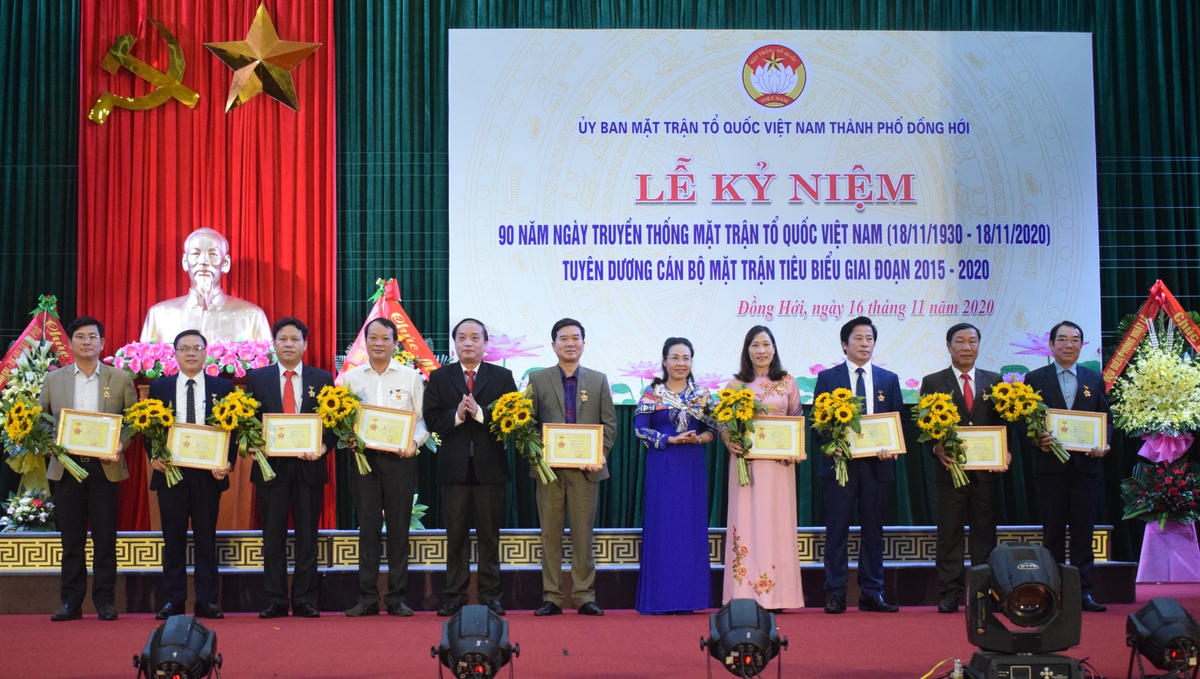 Trao tặng Kỷ niệm chương “Vì sự nghiệp Đại đoàn kết toàn dân tộc” cho 9 cá nhân có nhiều đóng góp xuất sắc trong sự nghiệp đại đoàn kết dân tộc.