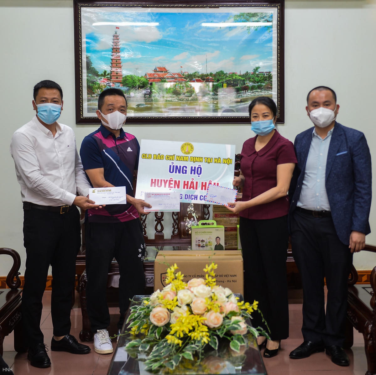 CLB Báo chí Nam Định tại Hà Nội trao quà ủng hộ tại huyện Hải Hậu.