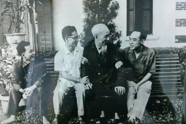 Bác Hồ trò chuyện thân mật với nhà văn, nhà báo Thái Duy và nhà văn Phan Tứ.
