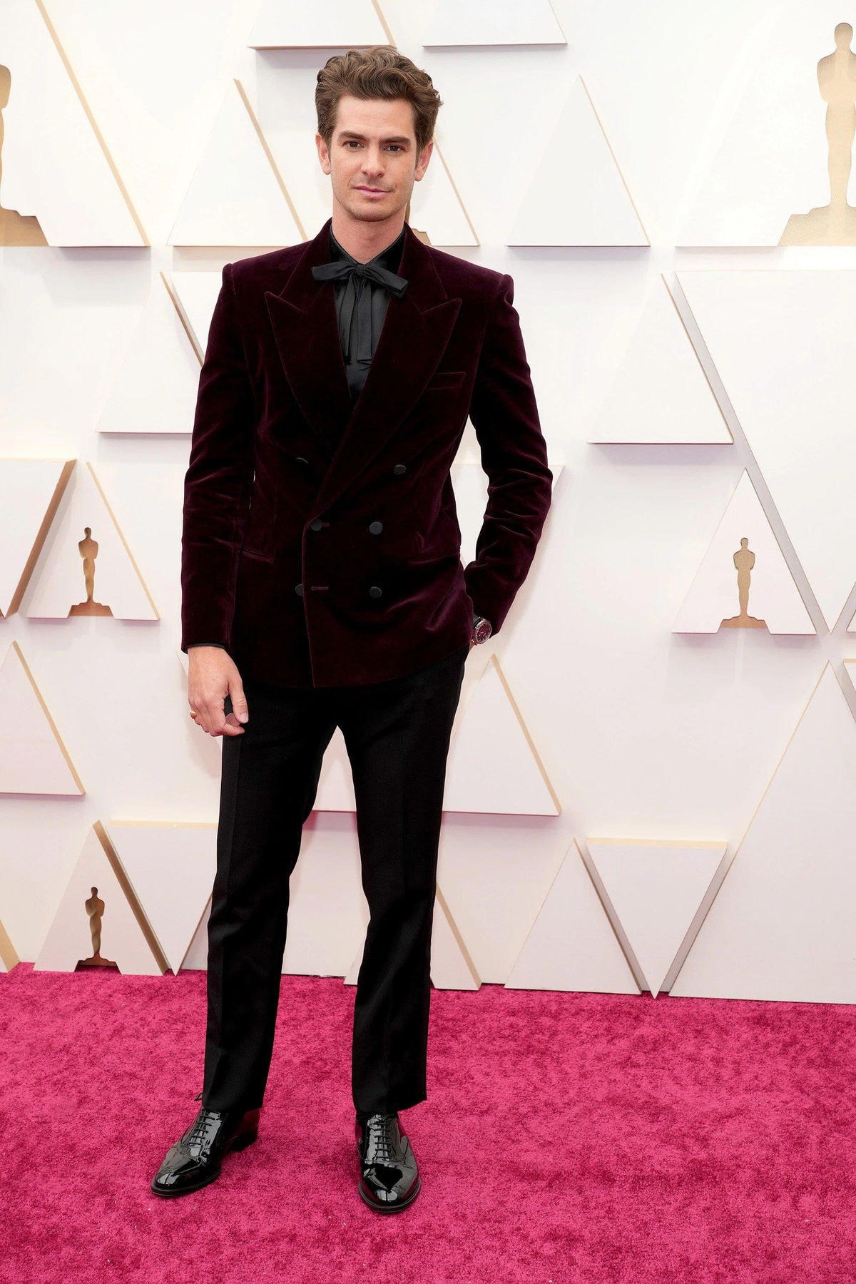 "Người nhện" Andrew Garfield bảnh bao với suit nhung của Saint Laurent. 2021 là năm thành công của anh khi được đón nhận nồng nhiệt. Garfield xuất hiện trong Tick, Tick... Boom! và The Eyes of Tammy Faye - hai phim đều tham gia tranh giải Oscar năm nay. Ảnh: Reuters.
