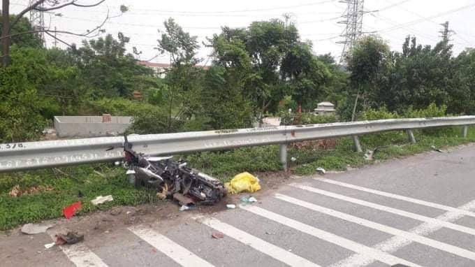 Xe mô tô bị tai nạn, kéo lê nát bét.