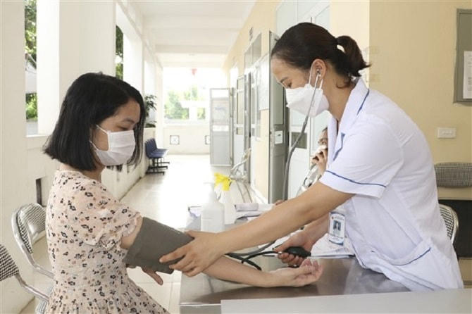 Khám sức khoẻ trước khi tiêm vaccine Covid-19 tại huyện Gia Lâm.