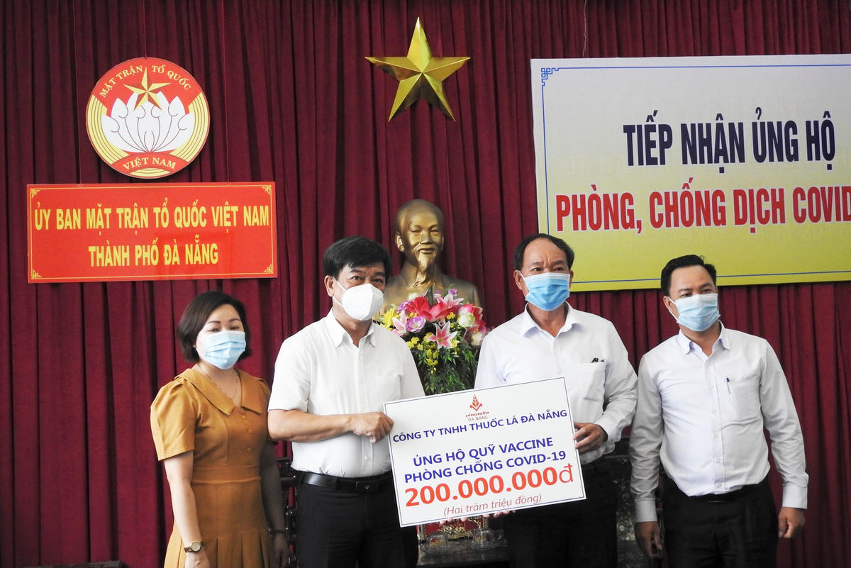 Công ty Thuốc lá Đà Nẵng ủng hộ Quỹ vaccine ngừa Covid-19. Ảnh Thanh Tùng.