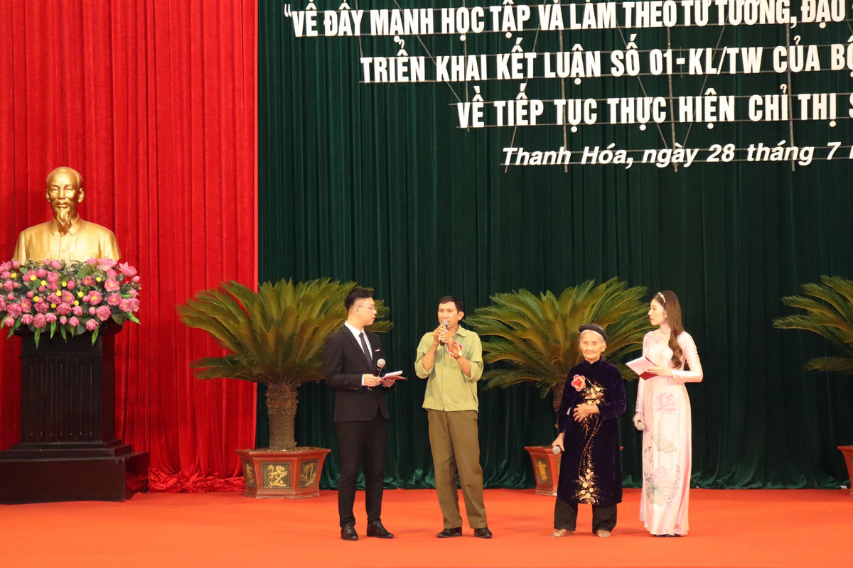 Suốt 30 năm qua, ông Ngô Thọ Chính đã bảo vệ, gìn giữ hơn 2.000 ngôi mộ liệt sỹ tại Nghĩa trang Hàm Rồng.