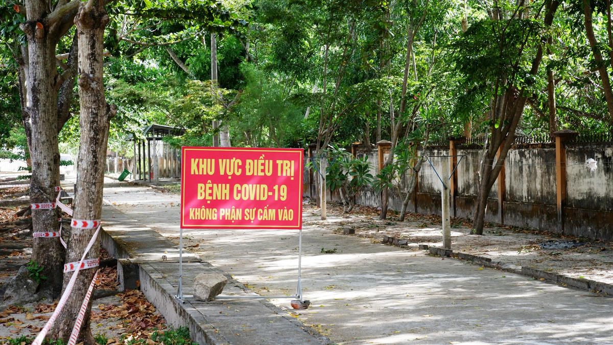 Khu vực điều trị bệnh nhân mắc Covid-19 cấm vào.