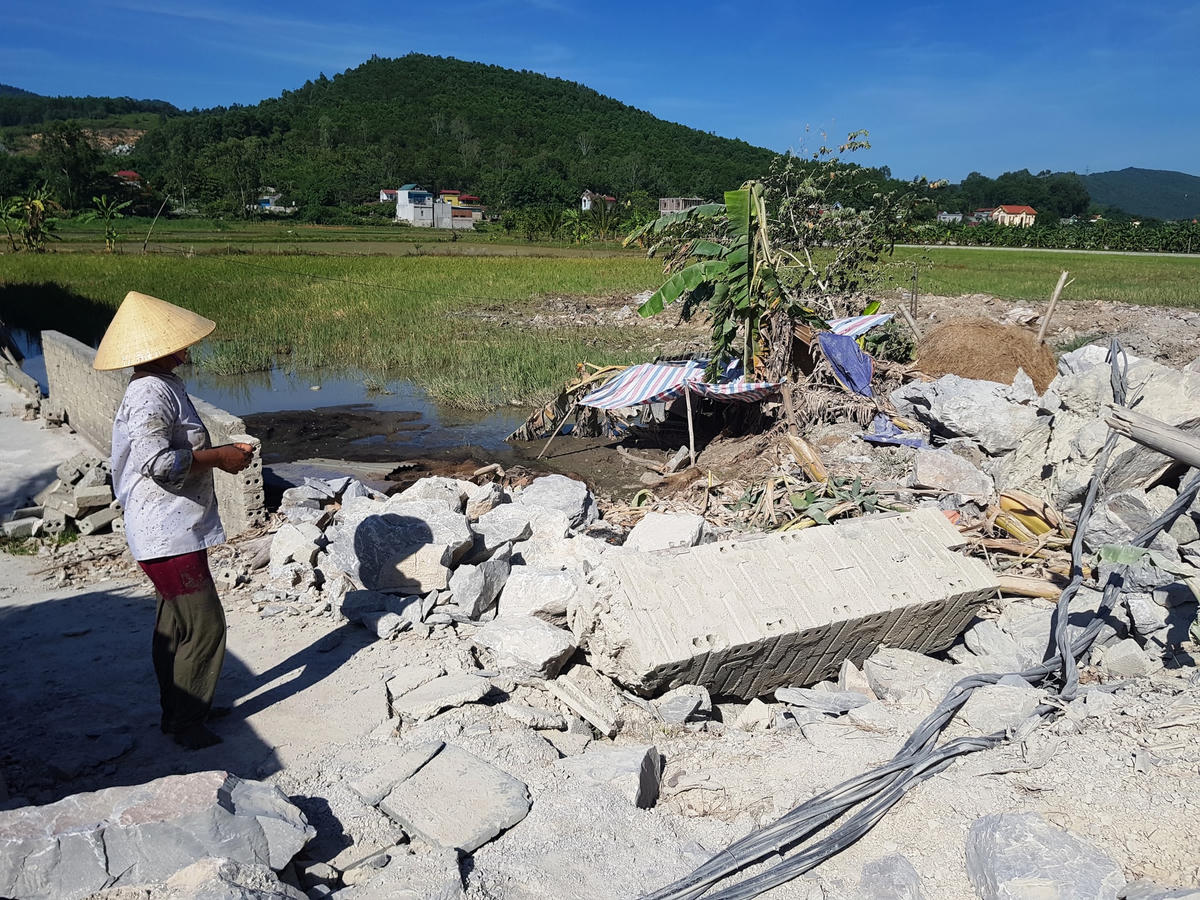 Mỏ đá của HTX Tân Sơn chỉ nằm cách khu dân cư chưa đầy 30m.