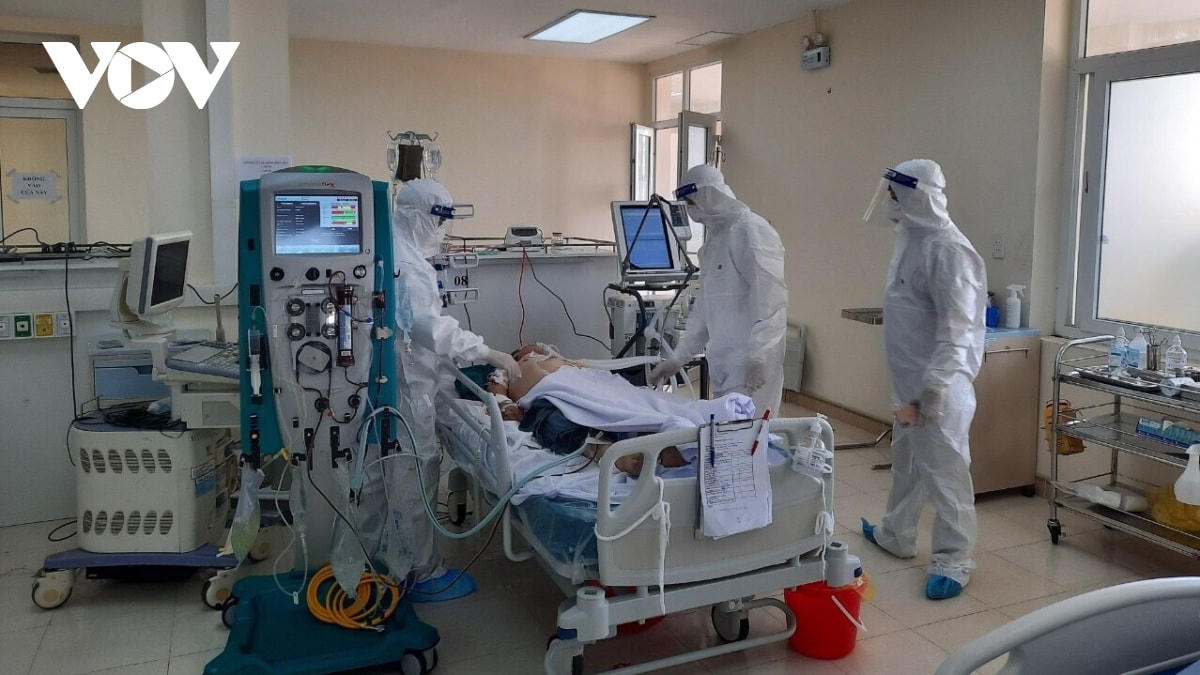 Các bác sĩ bệnh viện Dã chiến số 2 đặt tại Trường Đại học Kỹ thuật Y tế Hải Dương, một trong 2 bệnh viện dã chiến hiện đang điều trị cho các bệnh nhân Covid-19 tại Hải Dương.