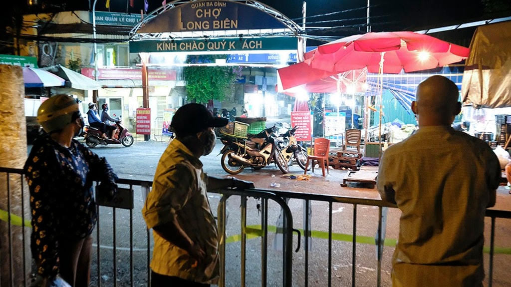 Ra vào chợ theo phương pháp 1 cửa. Cụ thể, mỗi chợ dân sinh đều được sắp xếp 1 cửa ra - 1 cửa vào, những cửa không cần thiết được Ban Quản lý chợ quây kín, tránh trường hợp người dân trao đổi mua bán khi chưa được kiểm soát.