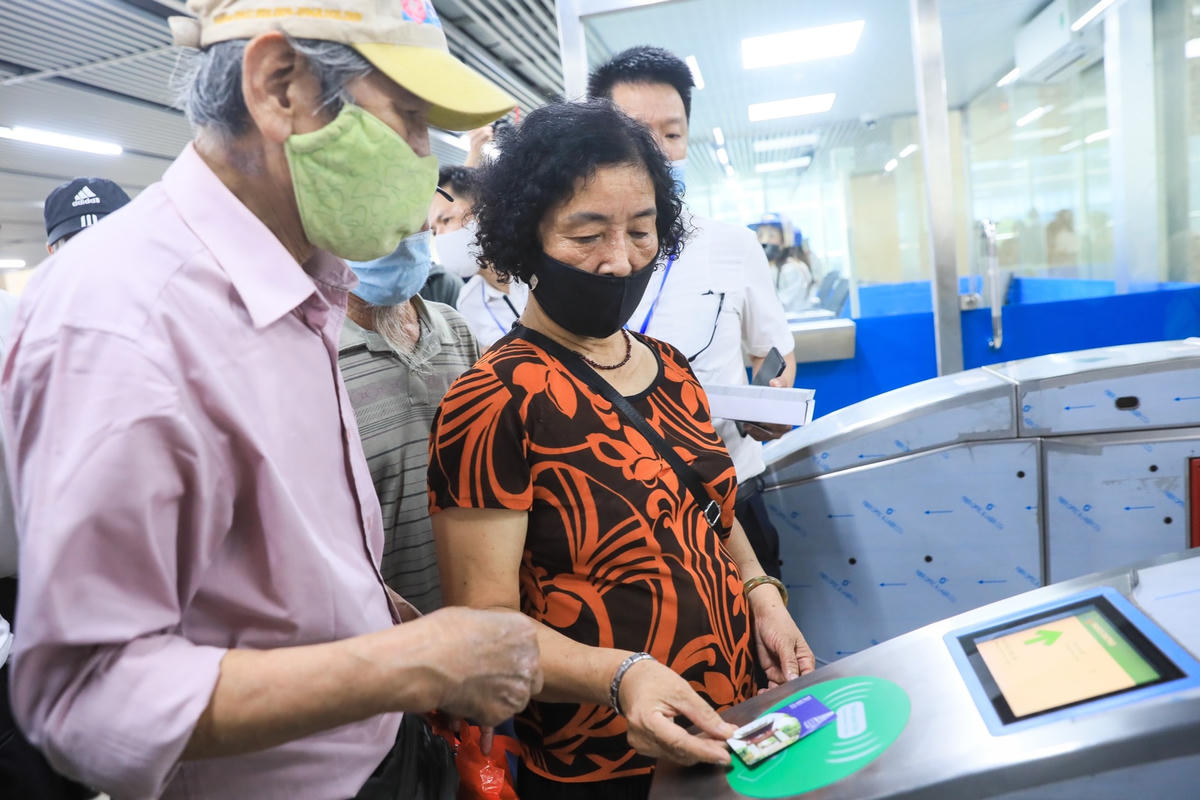 Mỗi người khi đi qua cửa kiểm soát phải có thẻ lên tàu.
