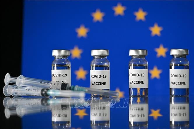 Cờ Liên minh châu Âu và vaccine phòng dịch Covid -19. Ảnh minh họa: AFP/TTXVN.