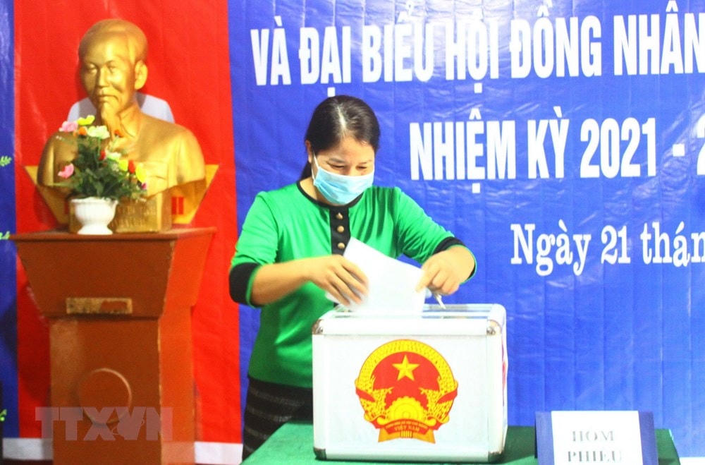 Cử tri đồng bào dân tộc thiểu số các xã miền núi, biên giới Nghệ An phấn khởi đi bỏ phiếu sớm. (Ảnh: Tá Chuyên/TTXVN).