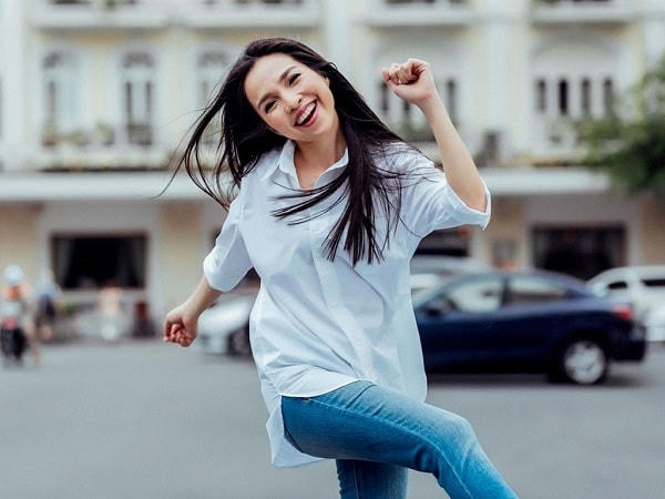 Được tiếp xúc với âm nhạc từ bé, con đường sự nghiệp ca hát của Hiền Thục khá dễ dàng. 