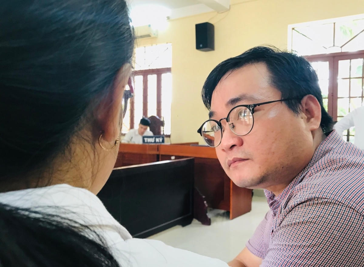 Ông Phạm Quốc Đạt trao đổi với người đại diện tại phiên tòa sáng 10/7.