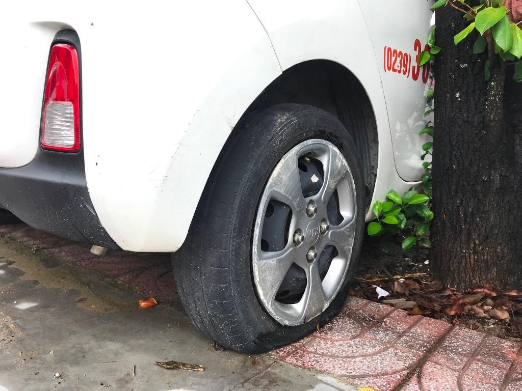 Một chiếc taxi xẹp lốp, doanh nghiệp không buồn sửa.