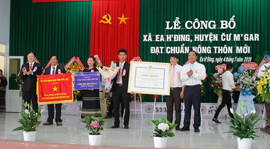 Phó Chủ tịch UBND tỉnh Y Giang Gry Niê Knơng; Giám đốc Sở NN - PTNT Nguyễn Hoài Dương trao Bằng công nhận và Cờ thi đua cho xã Ea H’đing đạt chuẩn nông thôn mới năm 2019.