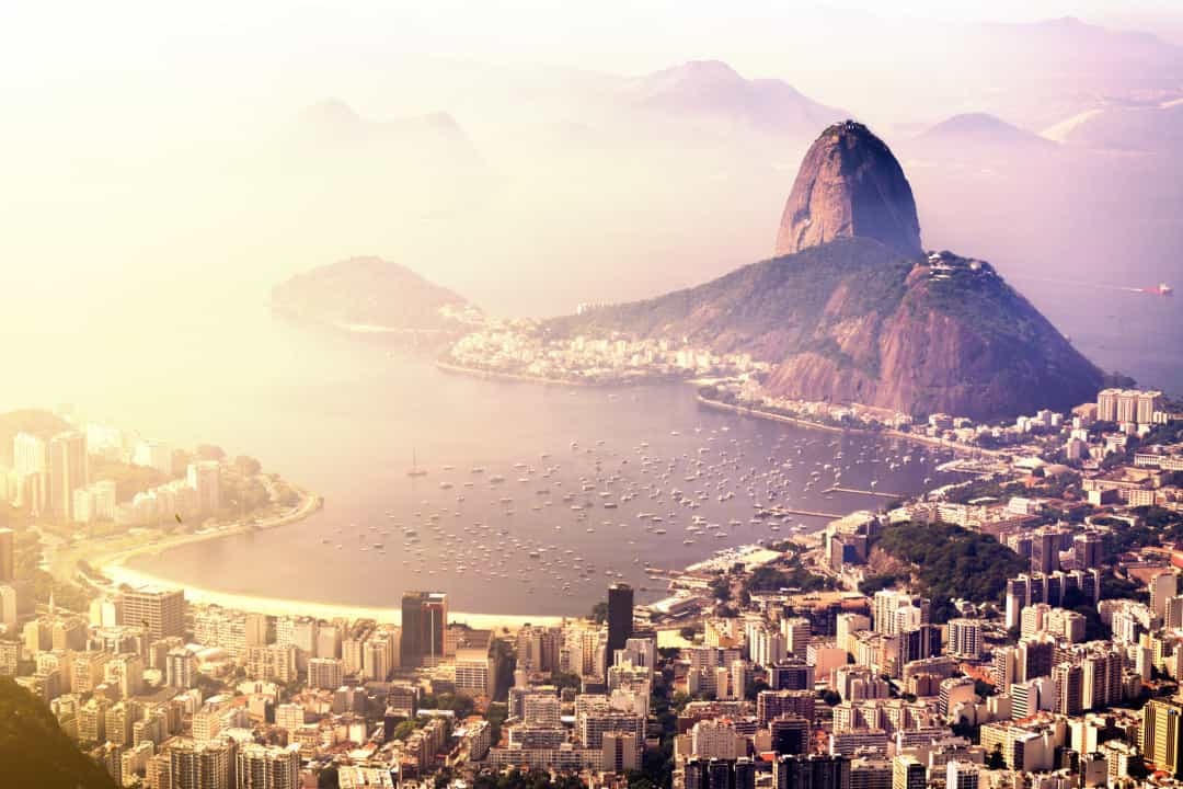 Rio de Janeiro hiện là một lựa chọn rất phổ biến cho du khách khi đến Brazil. Đây là đô thị lớn thứ hai trong cả nước và là nơi có ngọn núi Sugarloaf mang tính biểu tượng và có tượng Chúa Cứu Thế.  